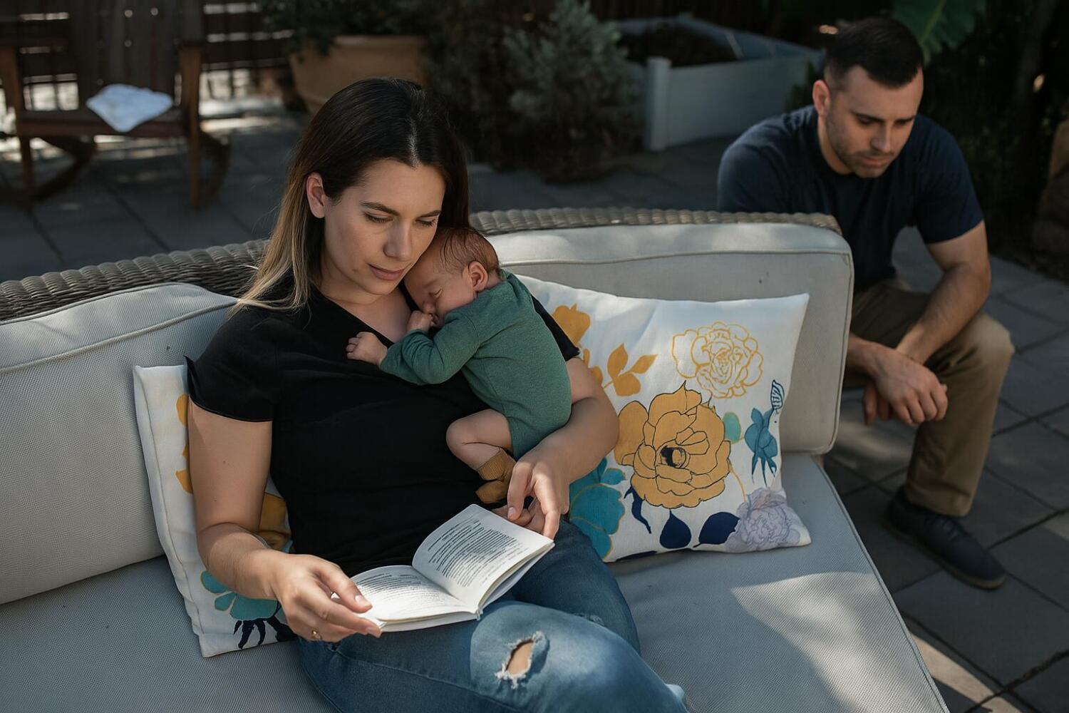 papa geloso del neonato